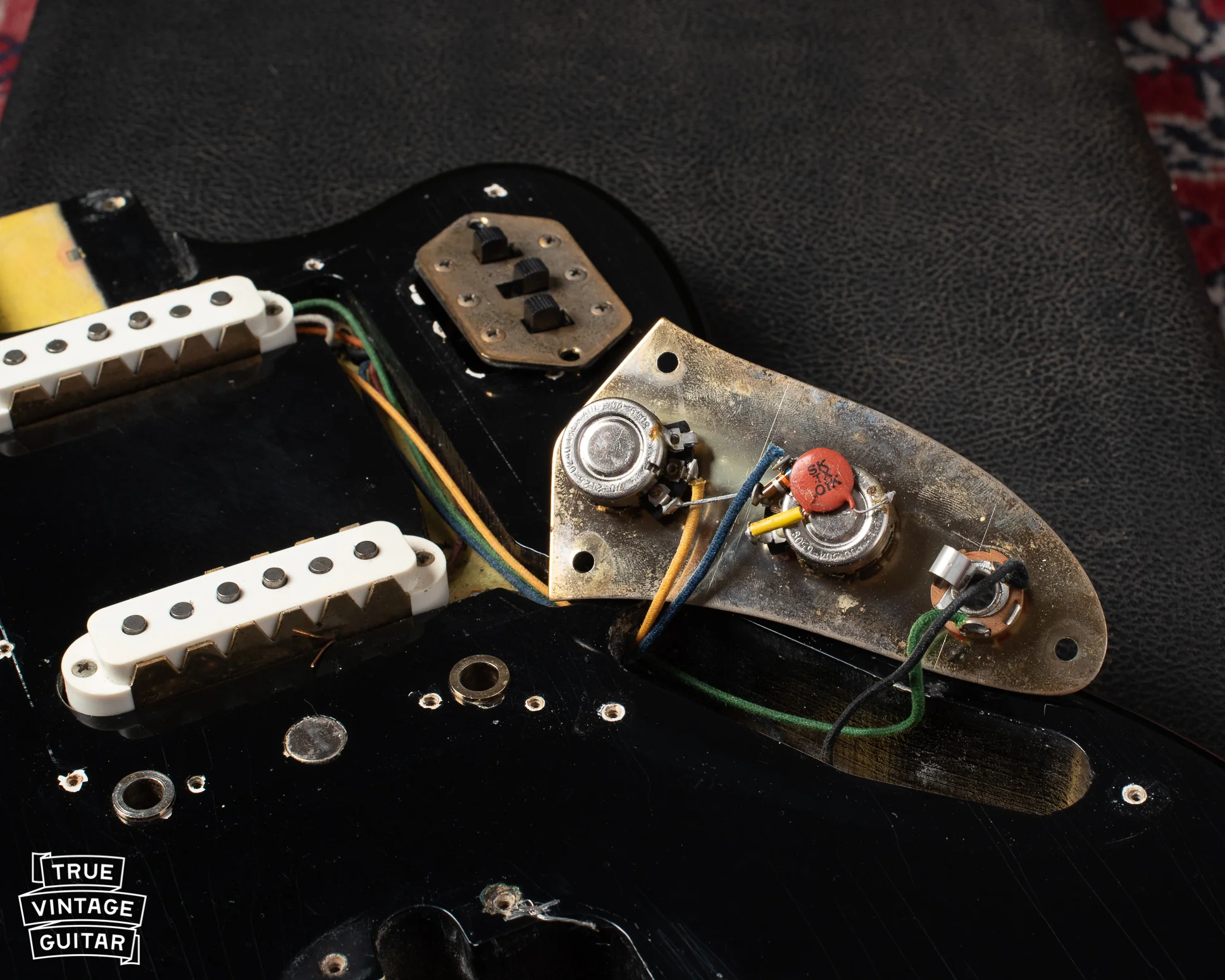 Fender Jaguar 1965 Black with Gold Hardware - Image 12